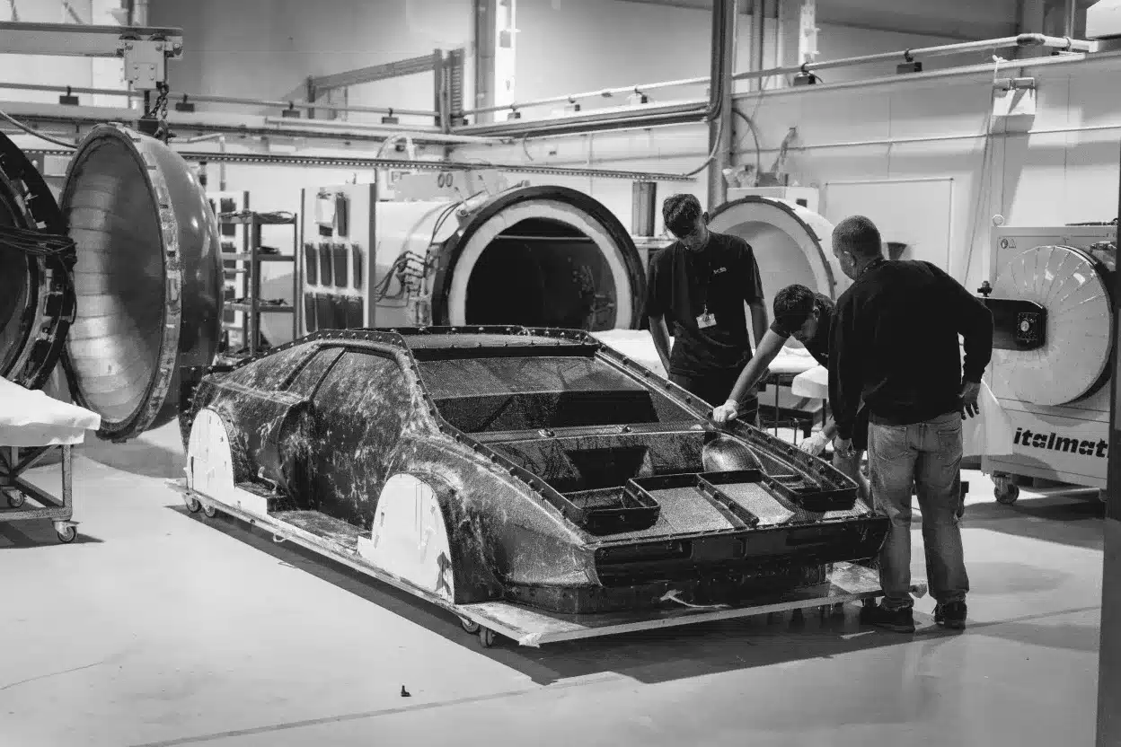 Carbon-Monocoque des Encor Series 1 in der Fertigung mit Technikern bei der Arbeit.