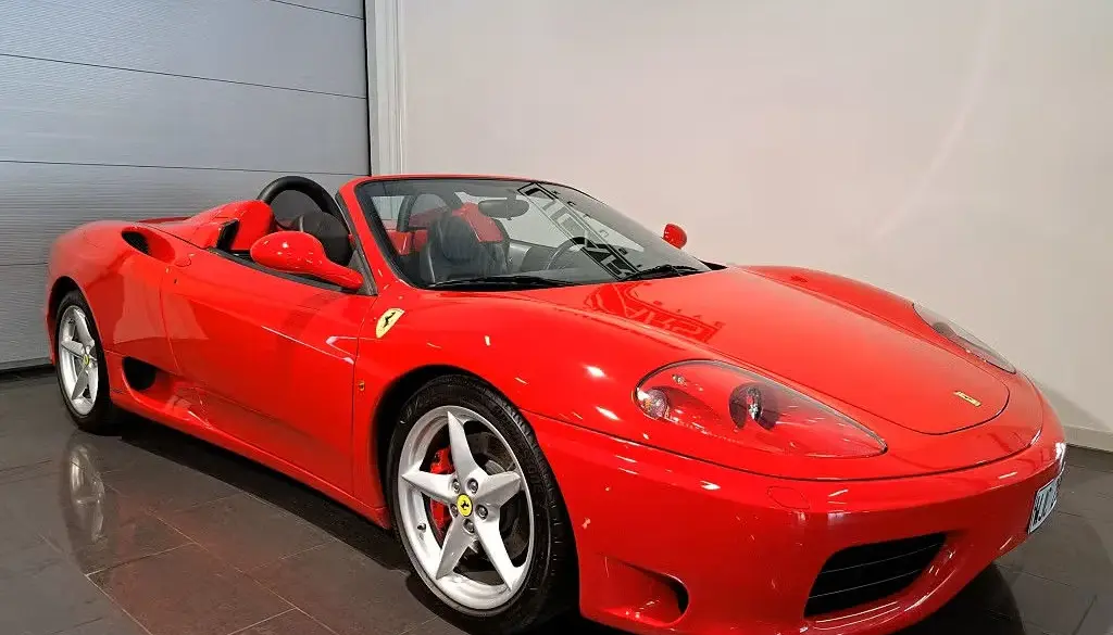 Ferrari 360 Spider Cabriolet Baujahr 2002 in Rot, aufgenommen in einer hellen Indoor-Umgebung.