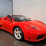 Ferrari 360 Spider Cabriolet Baujahr 2002 in Rot, aufgenommen in einer hellen Indoor-Umgebung.