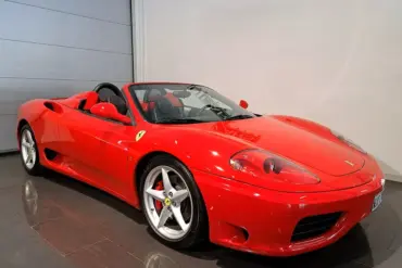 Ferrari 360 Spider Cabriolet Baujahr 2002 in Rot, aufgenommen in einer hellen Indoor-Umgebung.