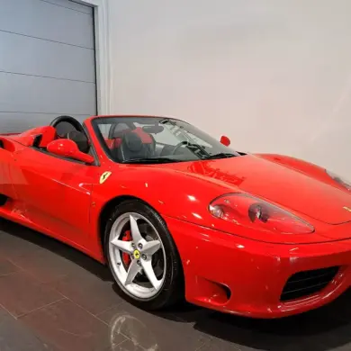 Ferrari 360 Spider Cabriolet Baujahr 2002 in Rot, aufgenommen in einer hellen Indoor-Umgebung.