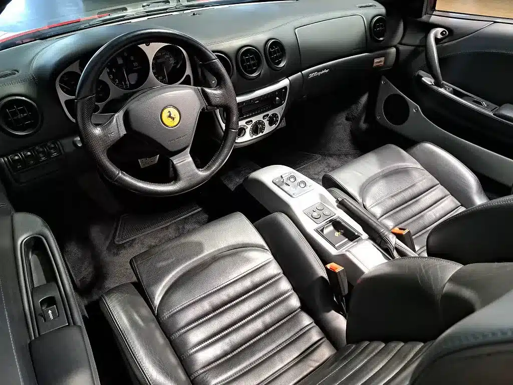 Innenraum des Ferrari 360 Spider von 2002 mit schwarzem Leder und Armaturenbrett