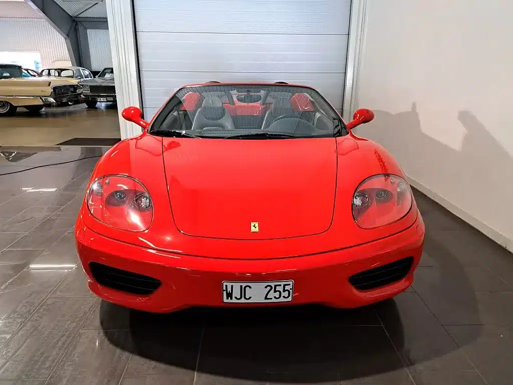 Ferrari 360 Spider in Rot, Baujahr 2002, von vorne fotografiert in einer Halle.