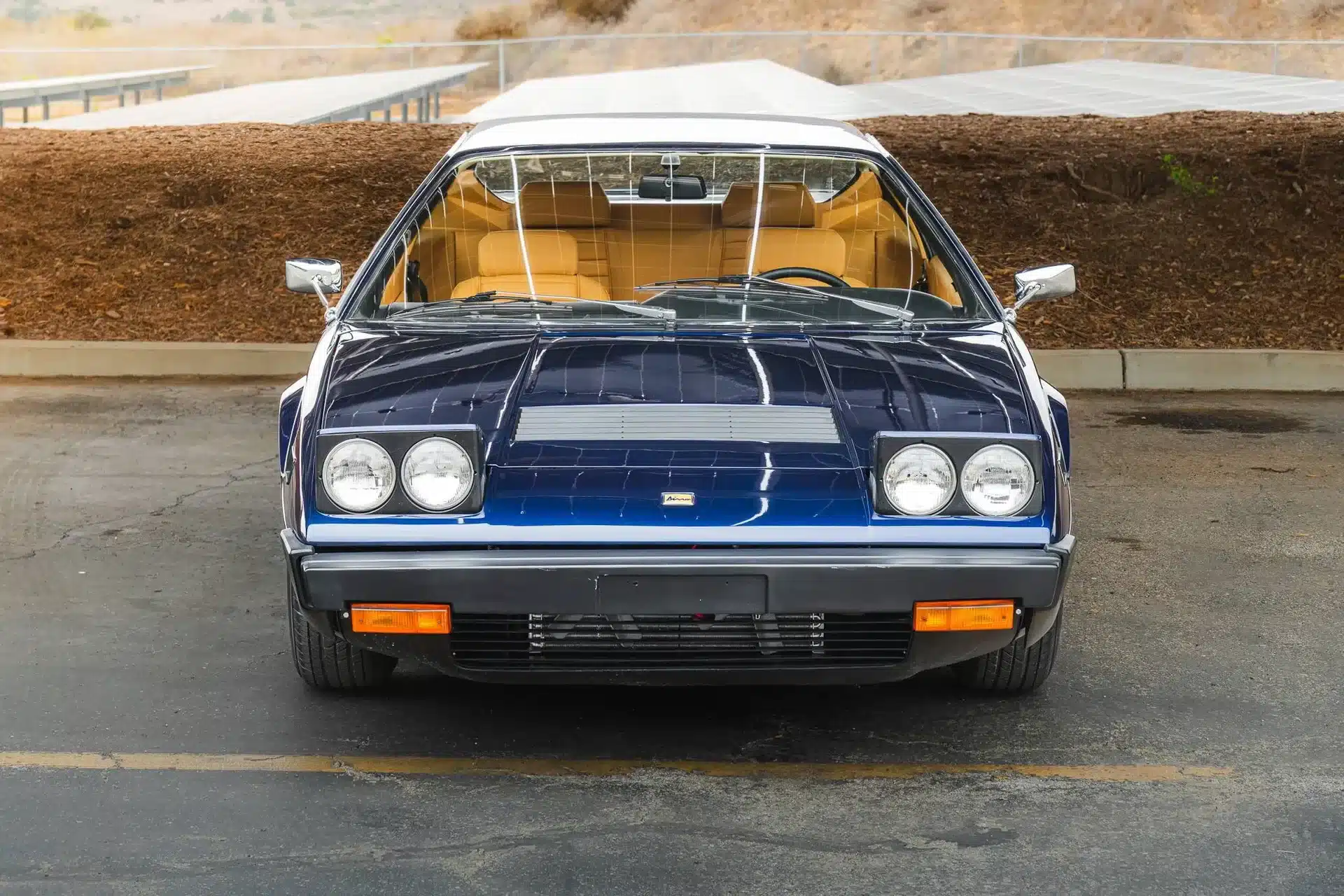 Ferrari Dino 308 GT4, Baujahr 1975, restauriert in Blu Le Mans, Frontansicht, tanfarbene Lederausstattung sichtbar