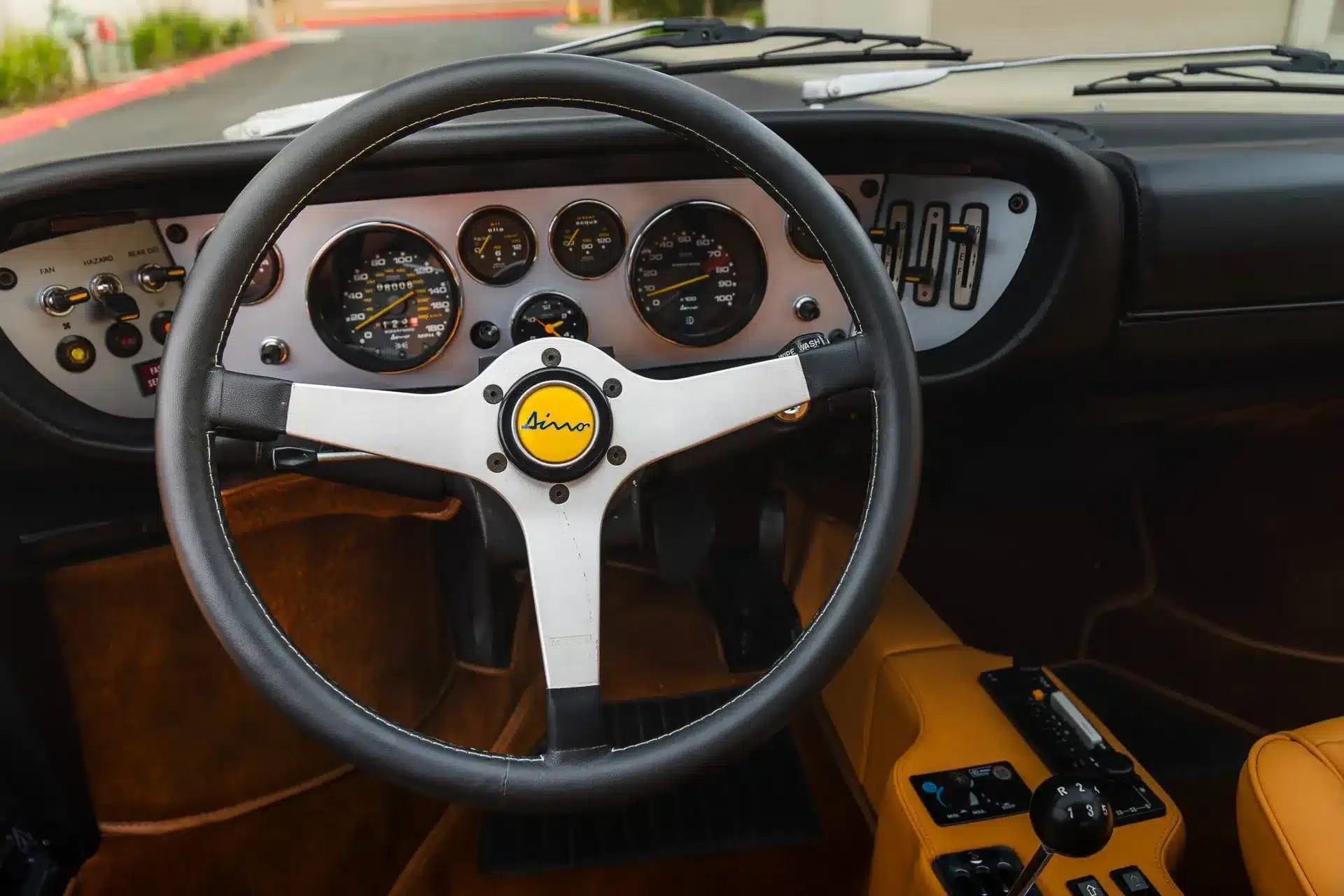 Lenkrad und Armaturenbrett eines Ferrari Dino 308 GT4 von 1975 mit original Dino-Logo und Schalthebel.