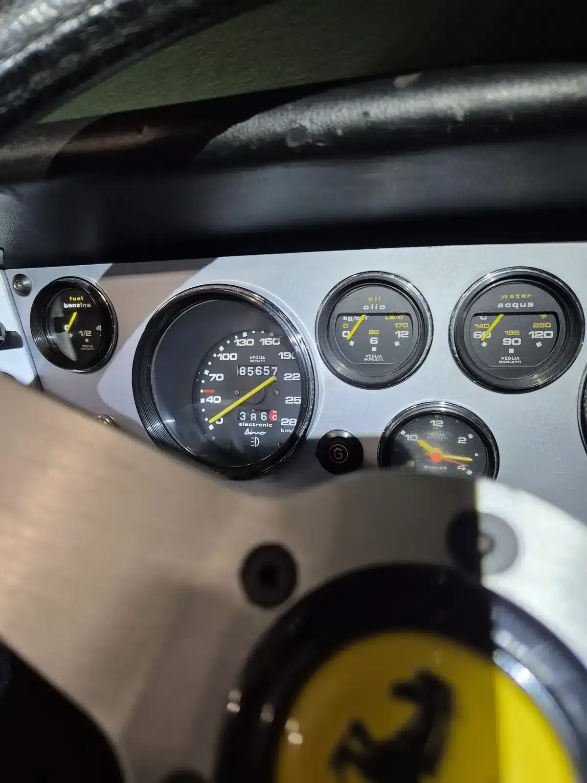 Tachometer und Armaturenbrett eines Ferrari Dino 308 GT4, Kilometerstand 85.657 km, aus dem Jahr 1975, Detailansicht innen.