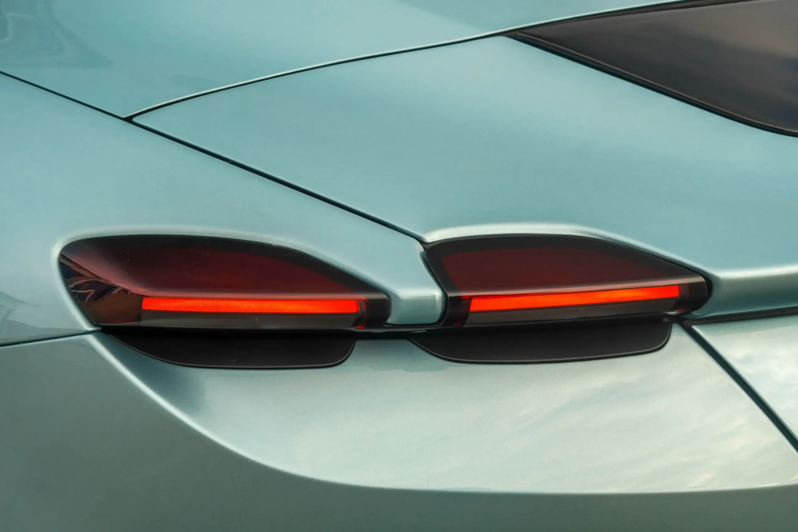 Rückleuchten-Detail des Ferrari Roma Spider 2025 in Celeste Trevi-Lackierung