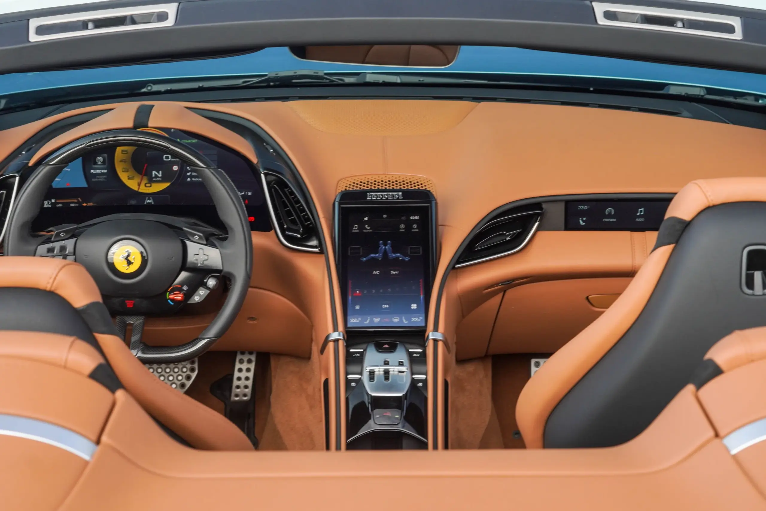 Ferrari Roma Spider 2025 Innenraum mit braunem Leder, Touchscreen und Sportlenkrad