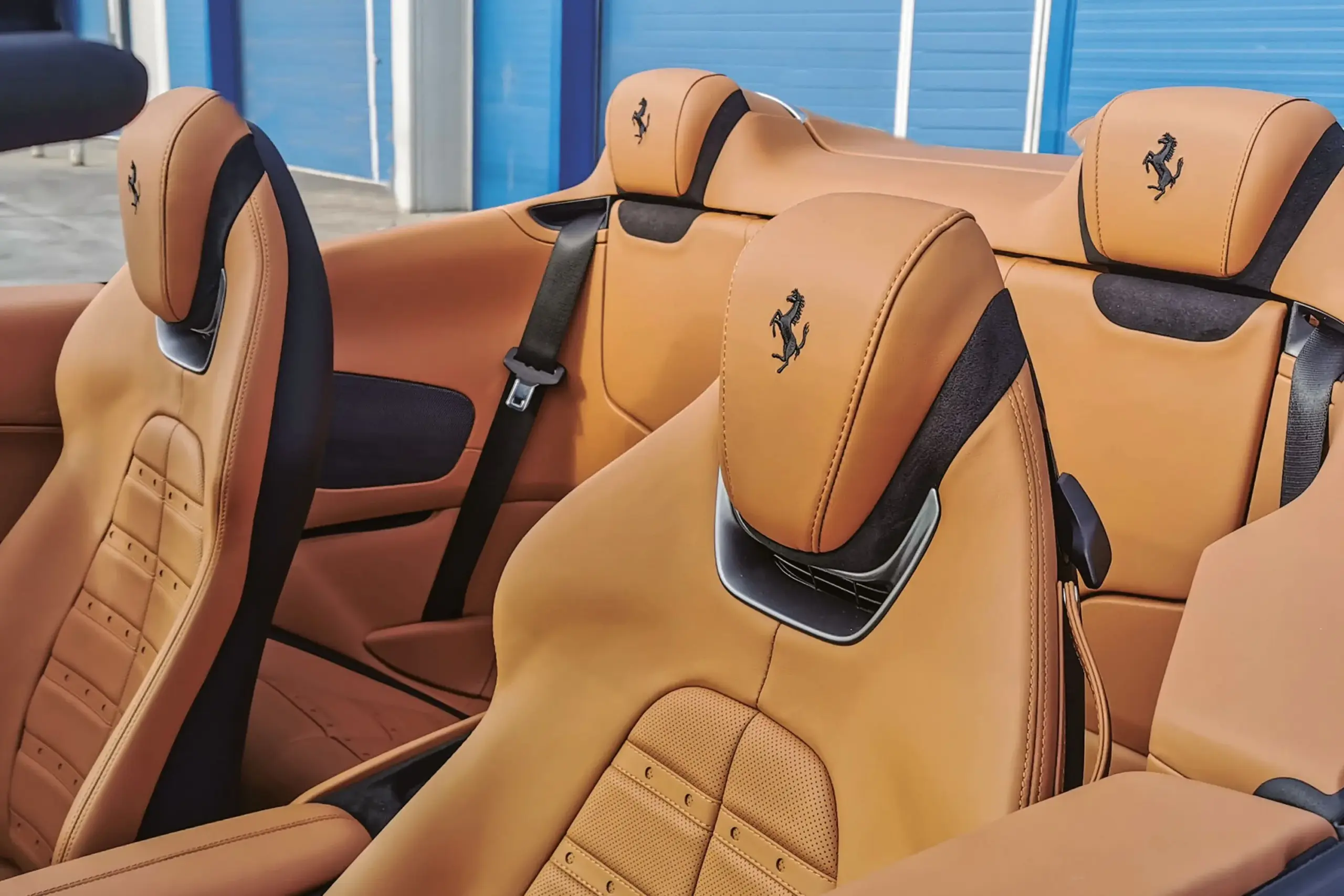 Nahaufnahme der sportlichen Daytona-Sitze mit Cuoio-Leder und Ferrari-Logo im Ferrari Roma Spider 2025