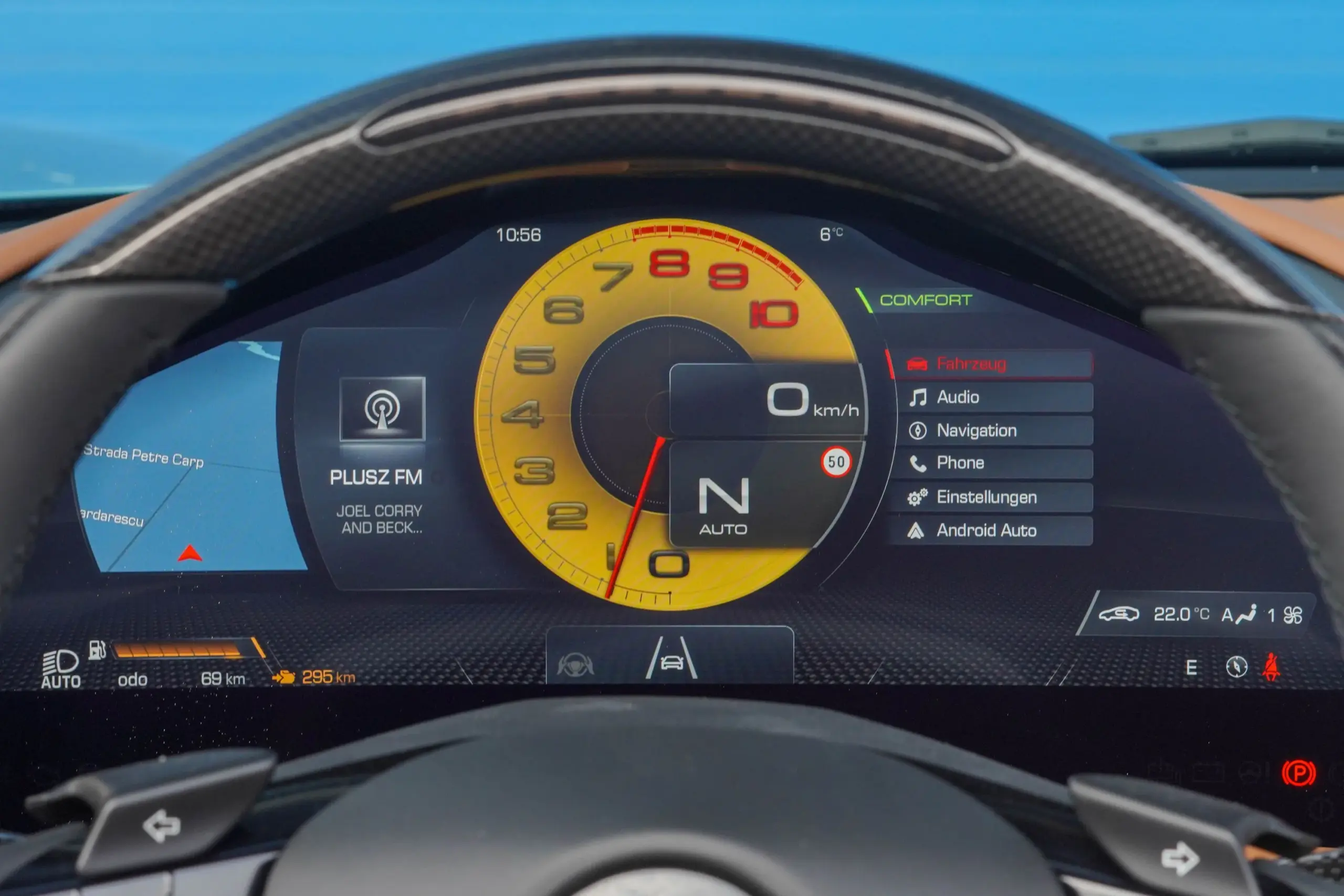 Digitales Kombiinstrument im Ferrari Roma Spider 2025 mit Drehzahlmesser und Navigation.