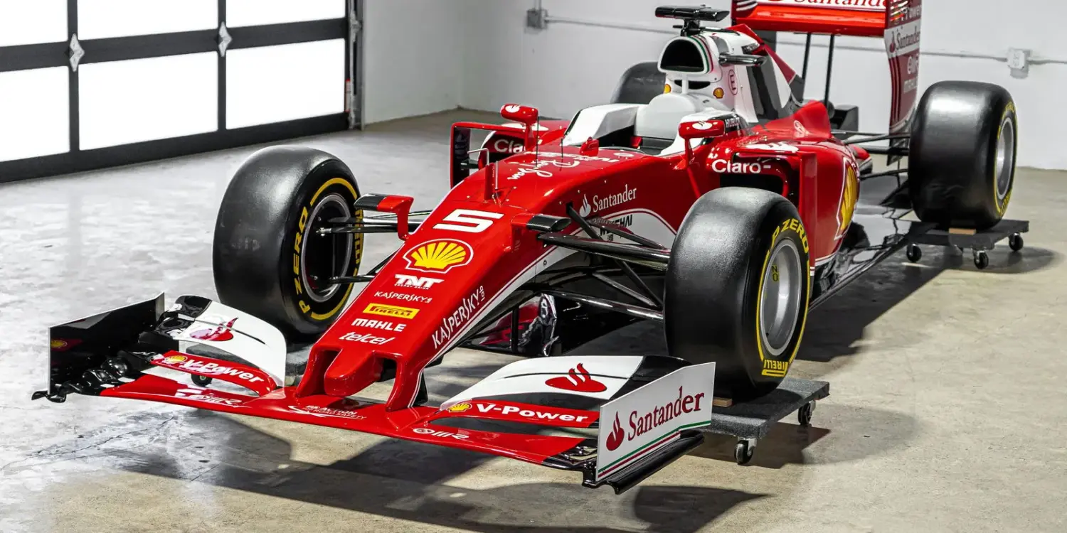 Lebensgroße Replika eines Ferrari SF16-H Formel-1-Autos im Maßstab 1:1, rote Lackierung mit Startnummer 5 und Sponsorenlogos, ausgestellt in einer hellen Halle.