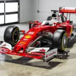 Lebensgroße Replika eines Ferrari SF16-H Formel-1-Autos im Maßstab 1:1, rote Lackierung mit Startnummer 5 und Sponsorenlogos, ausgestellt in einer hellen Halle.