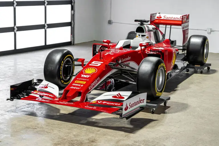 Lebensgroße Replika eines Ferrari SF16-H Formel-1-Autos im Maßstab 1:1, rote Lackierung mit Startnummer 5 und Sponsorenlogos, ausgestellt in einer hellen Halle.