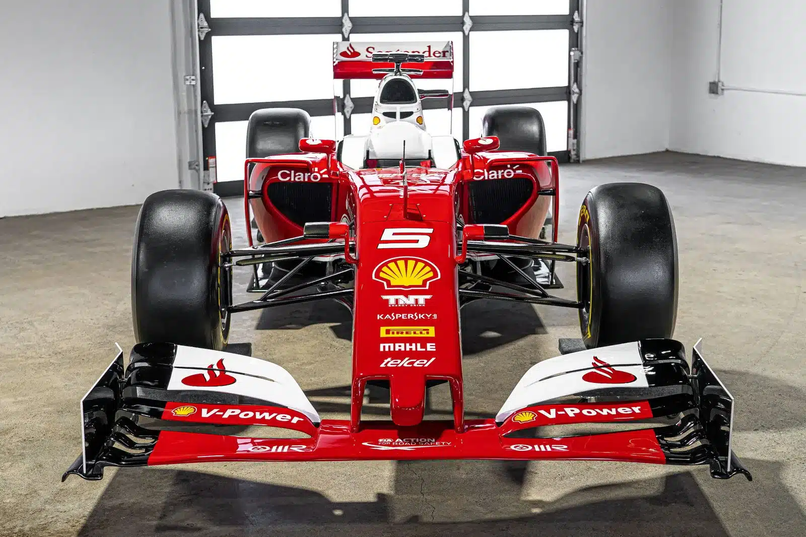 Frontansicht einer Ferrari SF16-H 1:1 Replika mit Startnummer 5 und originalgetreuen Sponsoren-Logos.
