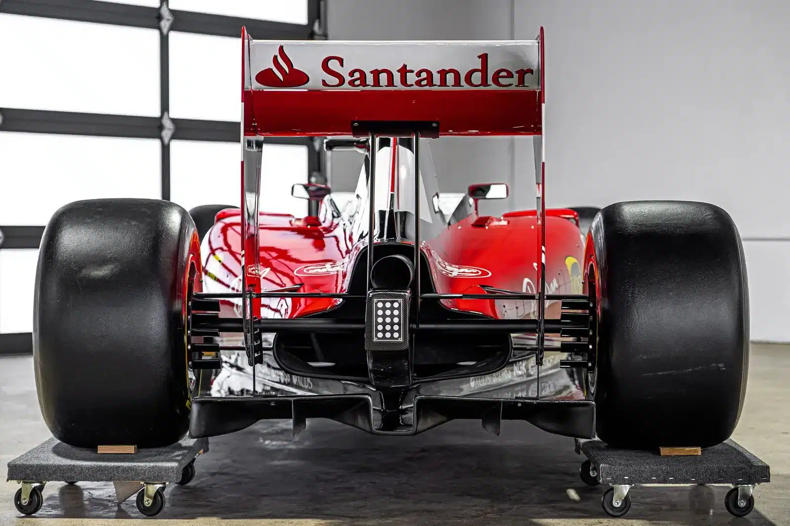 Rückansicht einer Ferrari SF16-H Formel-1 Replika im Maßstab 1:1 mit markanten Slickreifen und Heckflügel