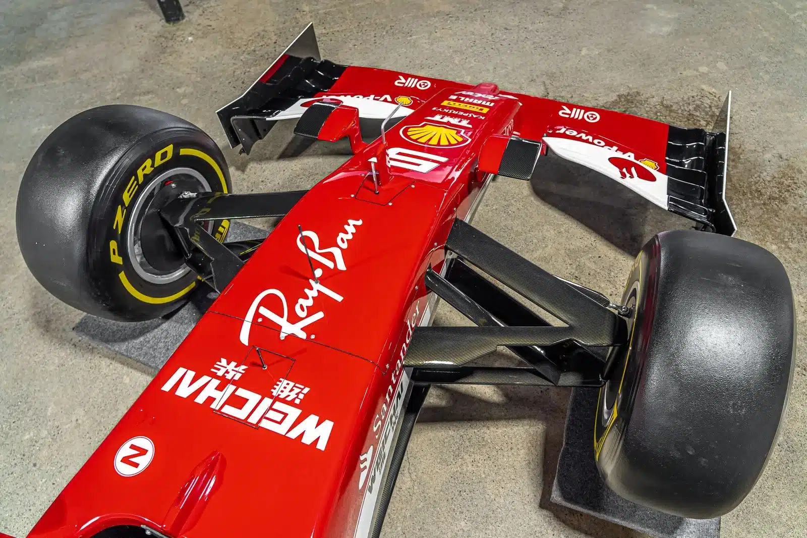 Heck und Hinterreifen der Ferrari SF16-H Replika im Maßstab 1:1, mit auffälligen Sponsorenlogos und realitätsnahen Details.