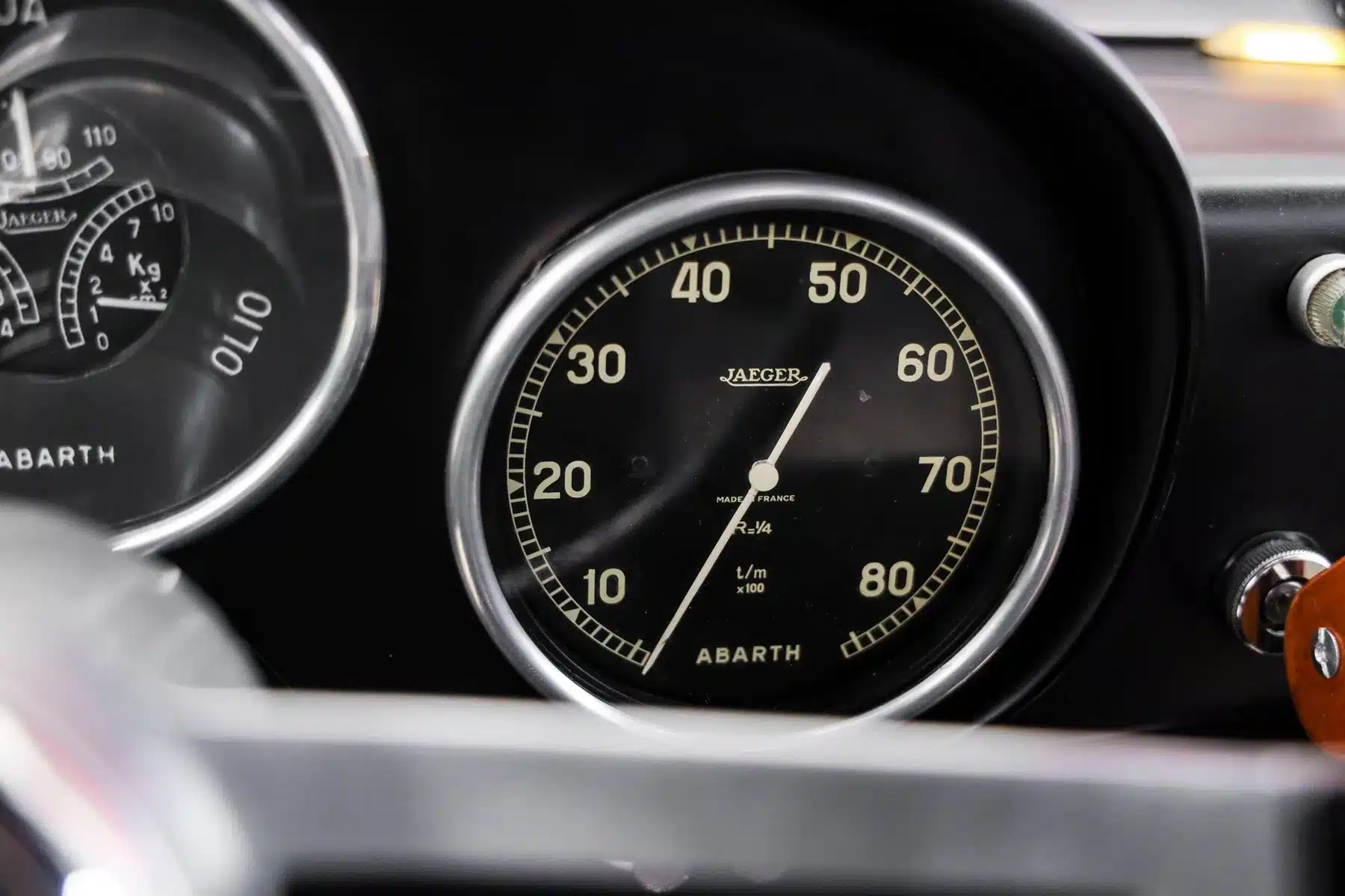 Detailansicht der Rundinstrumente, darunter Jaeger-Tachometer und Öldruckanzeige, im Cockpit des Fiat Abarth 750 Zagato