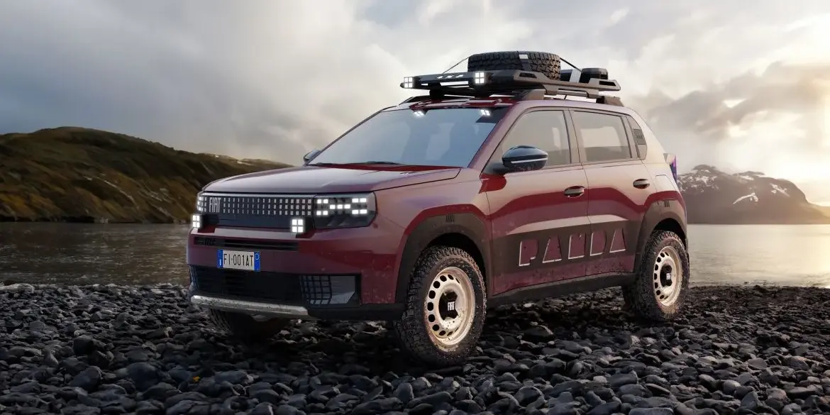 FIAT Grande Panda 4x4 in Bordeaux mit Dachträger und Zusatzscheinwerfern vor Berglandschaft