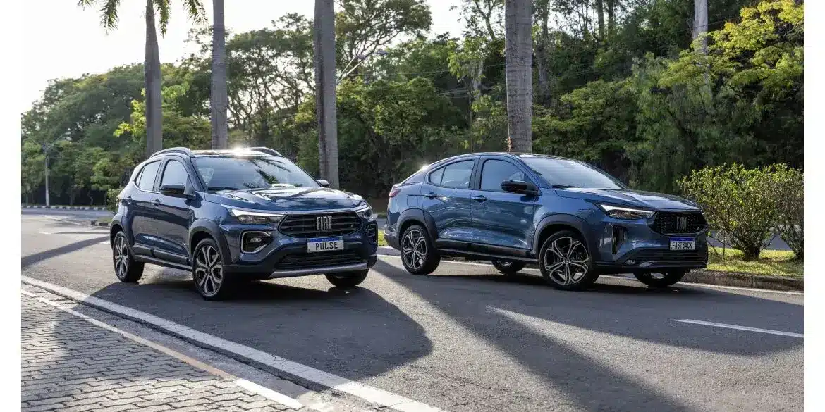 Zwei blaue FIAT SUV-Modelle, Pulse und Fastback, mit Bio-Hybrid-Technologie auf einer Allee in Brasilien.