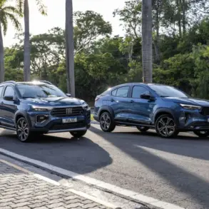 Zwei blaue FIAT SUV-Modelle, Pulse und Fastback, mit Bio-Hybrid-Technologie auf einer Allee in Brasilien.