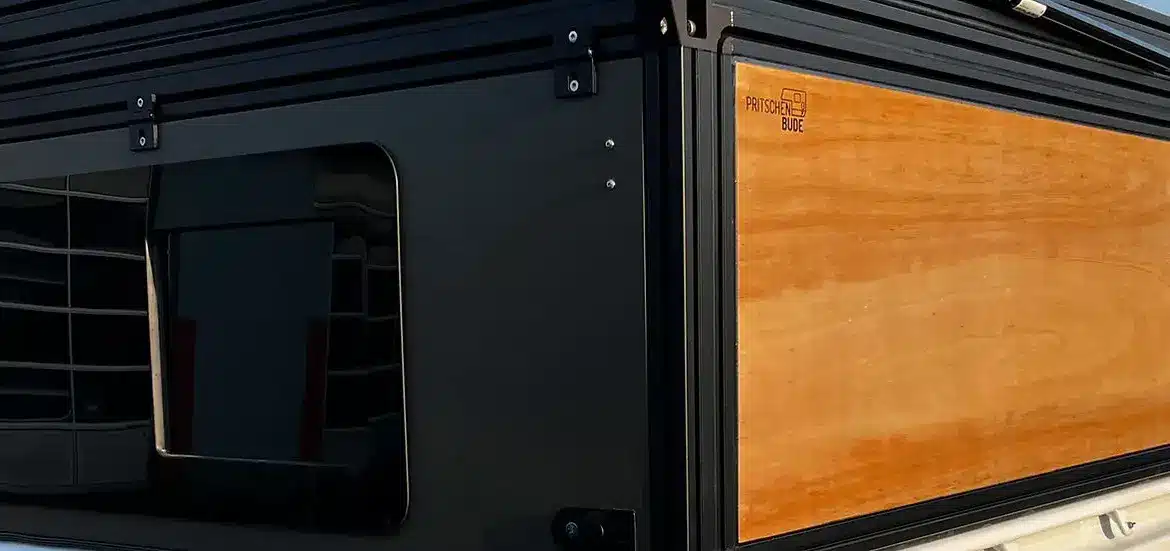 Modularer FLEXS Aufbau mit Pop-up-Dach und Seitenpaneelen auf der Ladefläche eines weißen Pickups