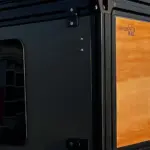 Modularer FLEXS Aufbau mit Pop-up-Dach und Seitenpaneelen auf der Ladefläche eines weißen Pickups