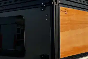 Modularer FLEXS Aufbau mit Pop-up-Dach und Seitenpaneelen auf der Ladefläche eines weißen Pickups