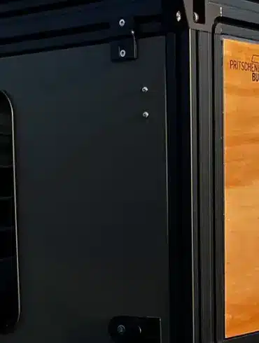 Modularer FLEXS Aufbau mit Pop-up-Dach und Seitenpaneelen auf der Ladefläche eines weißen Pickups