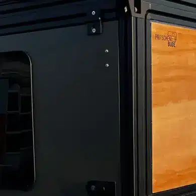 Modularer FLEXS Aufbau mit Pop-up-Dach und Seitenpaneelen auf der Ladefläche eines weißen Pickups