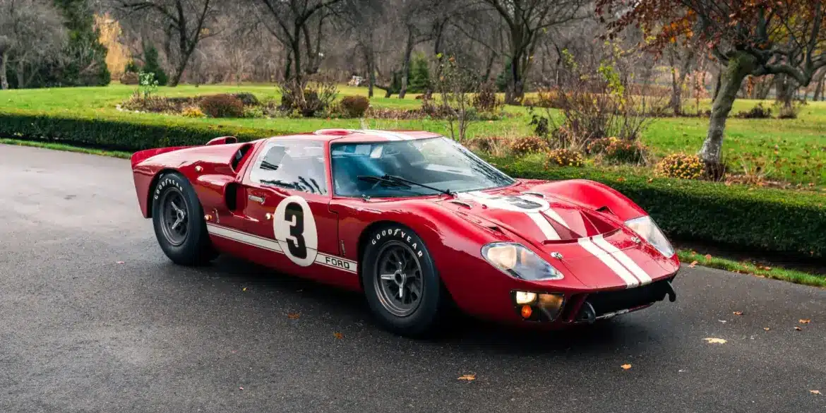 Ford GT40 MkII Factory Lightweight von 1966, rot mit weißen Streifen und Startnummer 3, im Freien geparkt