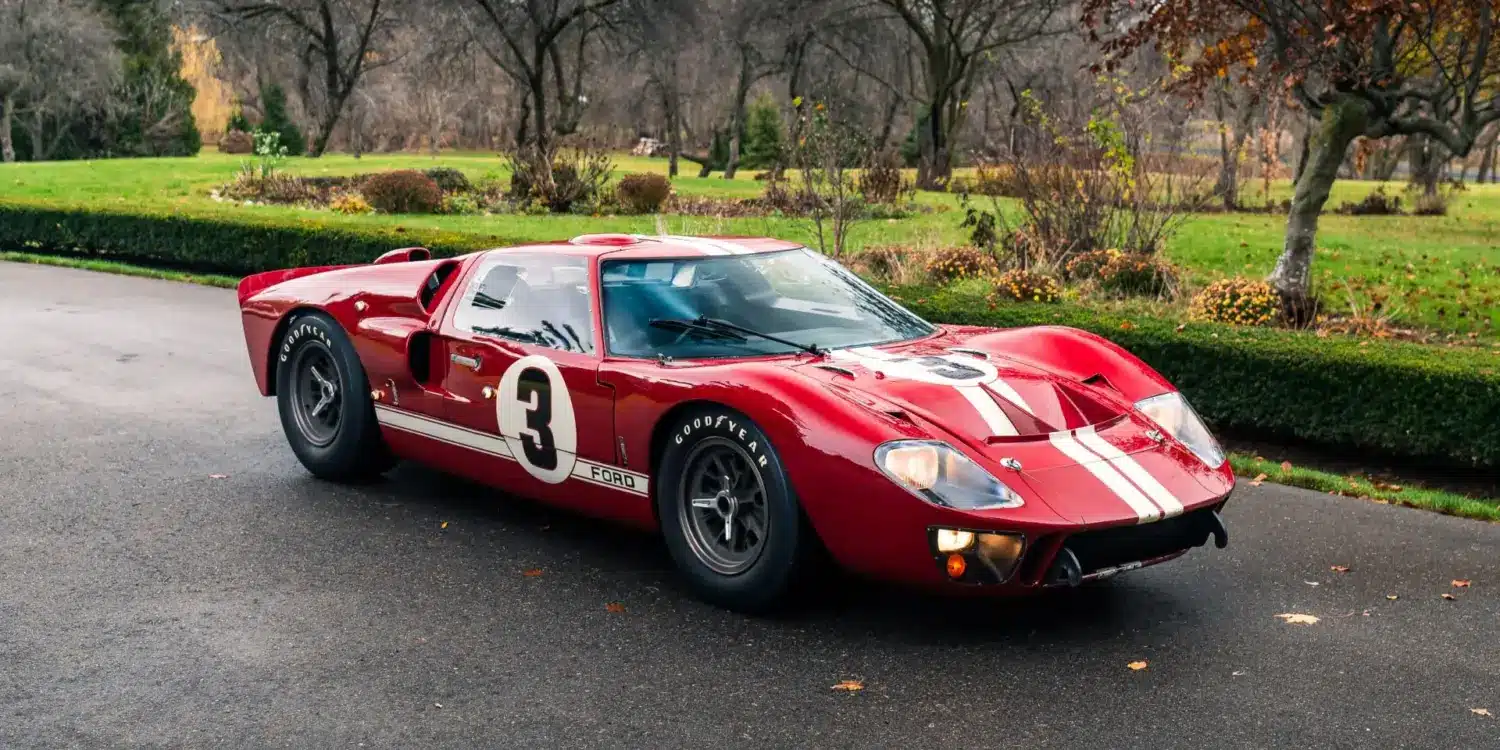 Ford GT40 MkII Factory Lightweight von 1966, rot mit weißen Streifen und Startnummer 3, im Freien geparkt