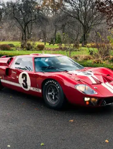 Ford GT40 MkII Factory Lightweight von 1966, rot mit weißen Streifen und Startnummer 3, im Freien geparkt