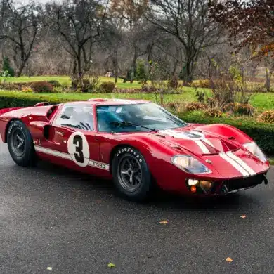 Ford GT40 MkII Factory Lightweight von 1966, rot mit weißen Streifen und Startnummer 3, im Freien geparkt