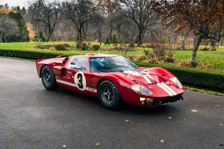 Ford GT40 MkII Factory Lightweight von 1966, rot mit weißen Streifen und Startnummer 3, im Freien geparkt