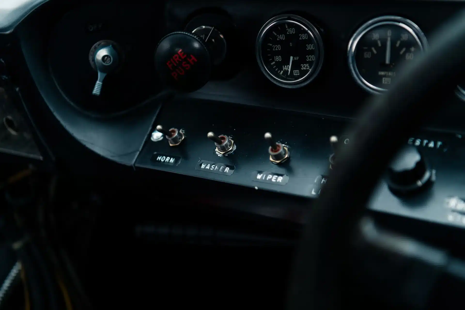 Nahaufnahme der Armaturentafel mit Schaltern im historischen Ford GT40 MkII