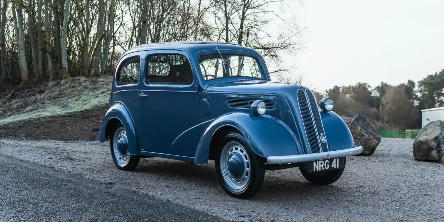 Ford Popular 103E, Baujahr 1959, restauriert und in Richmond Blau lackiert, seitlich von vorne fotografiert.