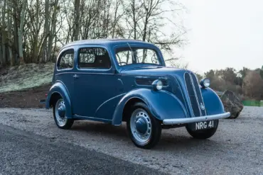 Ford Popular 103E, Baujahr 1959, restauriert und in Richmond Blau lackiert, seitlich von vorne fotografiert.