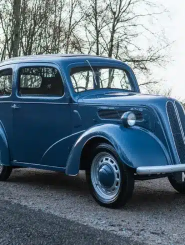 Ford Popular 103E, Baujahr 1959, restauriert und in Richmond Blau lackiert, seitlich von vorne fotografiert.