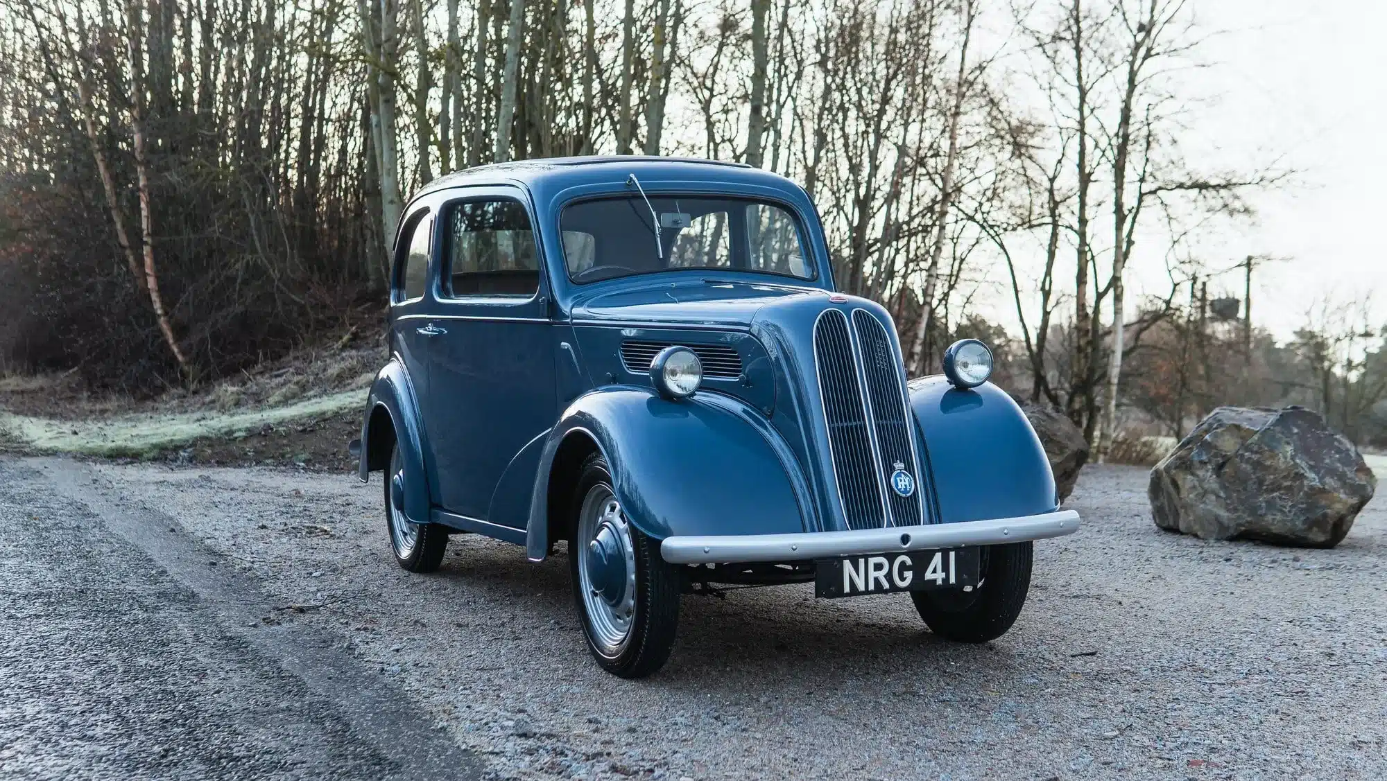 Seitenansicht eines restaurierten Ford Popular 103E von 1959 in Richmond Blue im Freien