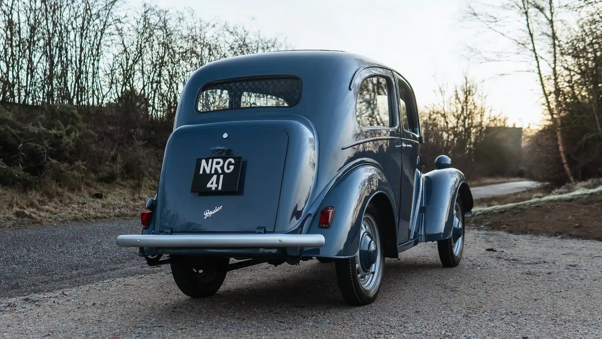 Restaurierter Ford Popular 103E, Baujahr 1959, rückwärtige Ansicht auf einem Landweg
