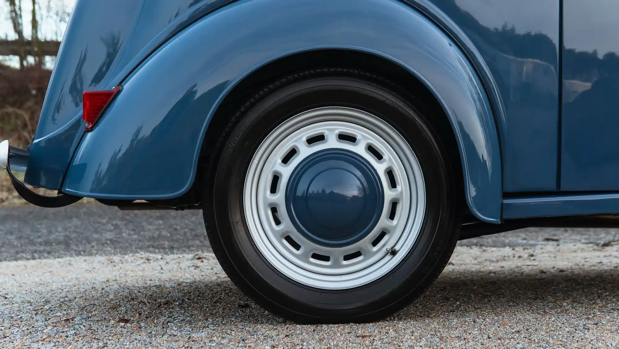 Hinterrad und hinterer Kotflügel eines Ford Popular 103E Baujahr 1959 in Richmond Blue