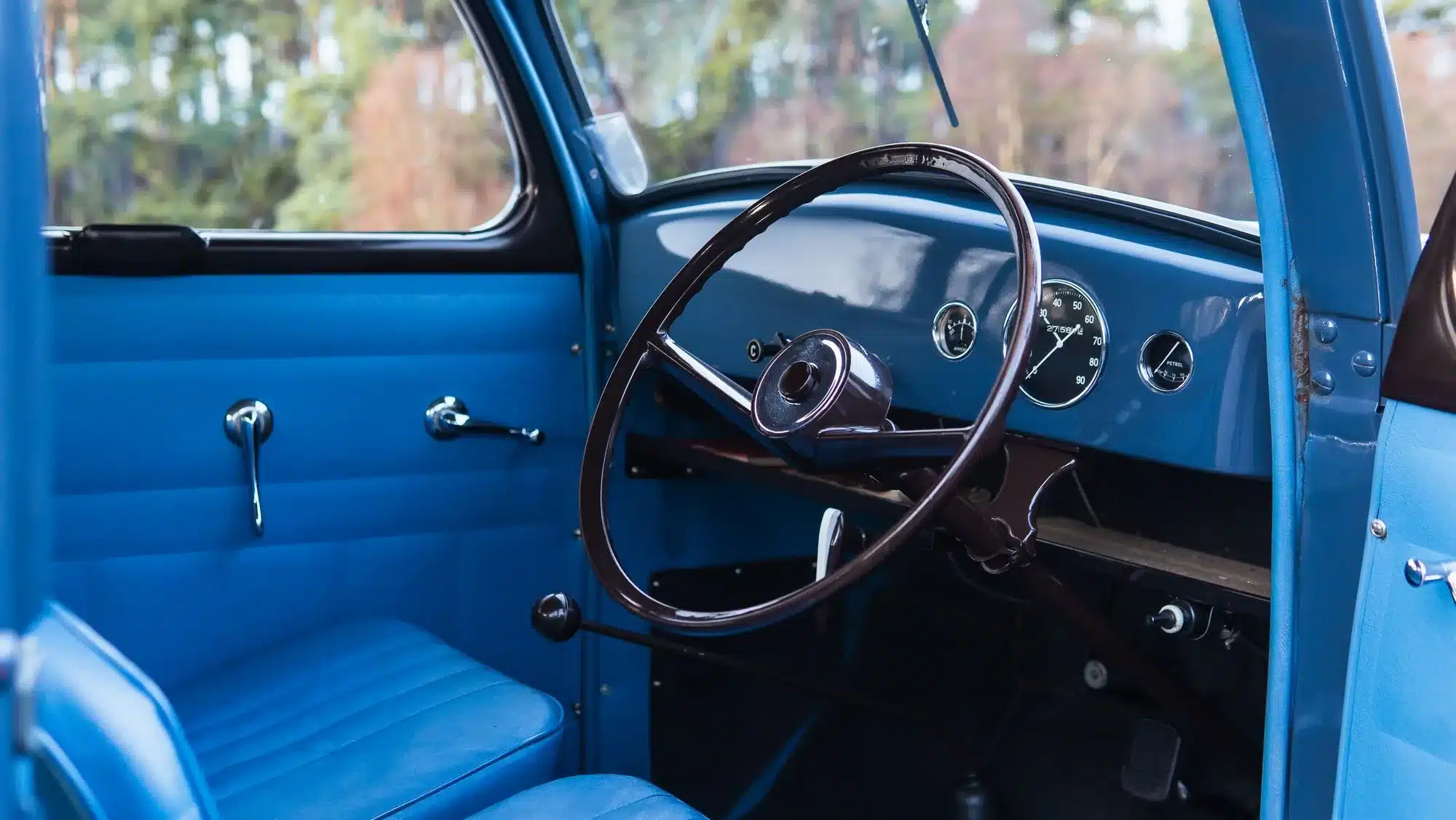 Innenansicht eines restaurierten Ford Popular 103E von 1959 mit blauem Interieur und Armaturenbrett.