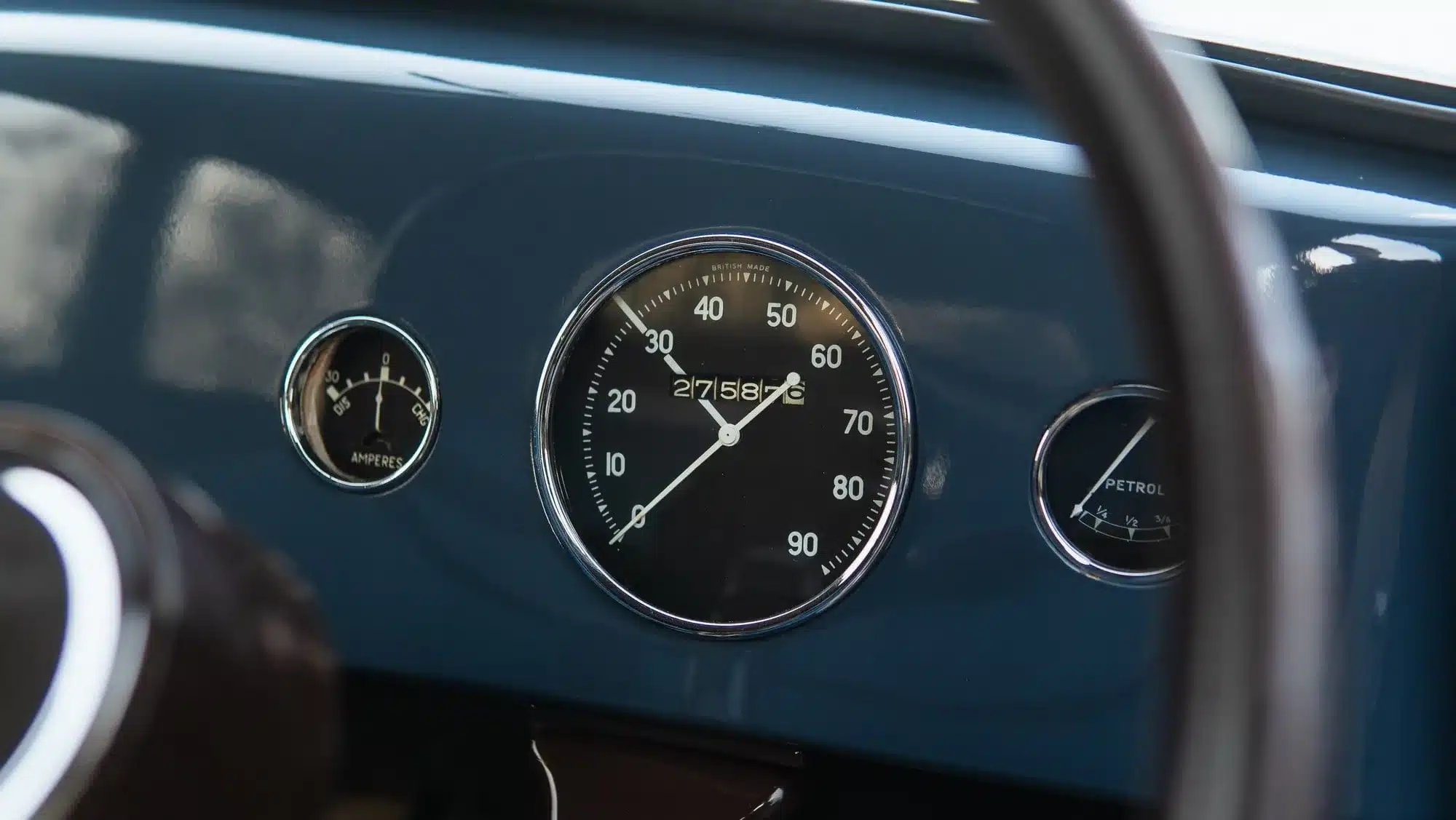 Armaturenbrett mit Tacho, Amperemeter und Tankanzeige im Ford Popular 103E von 1959, Lackfarbe Richmond Blue.