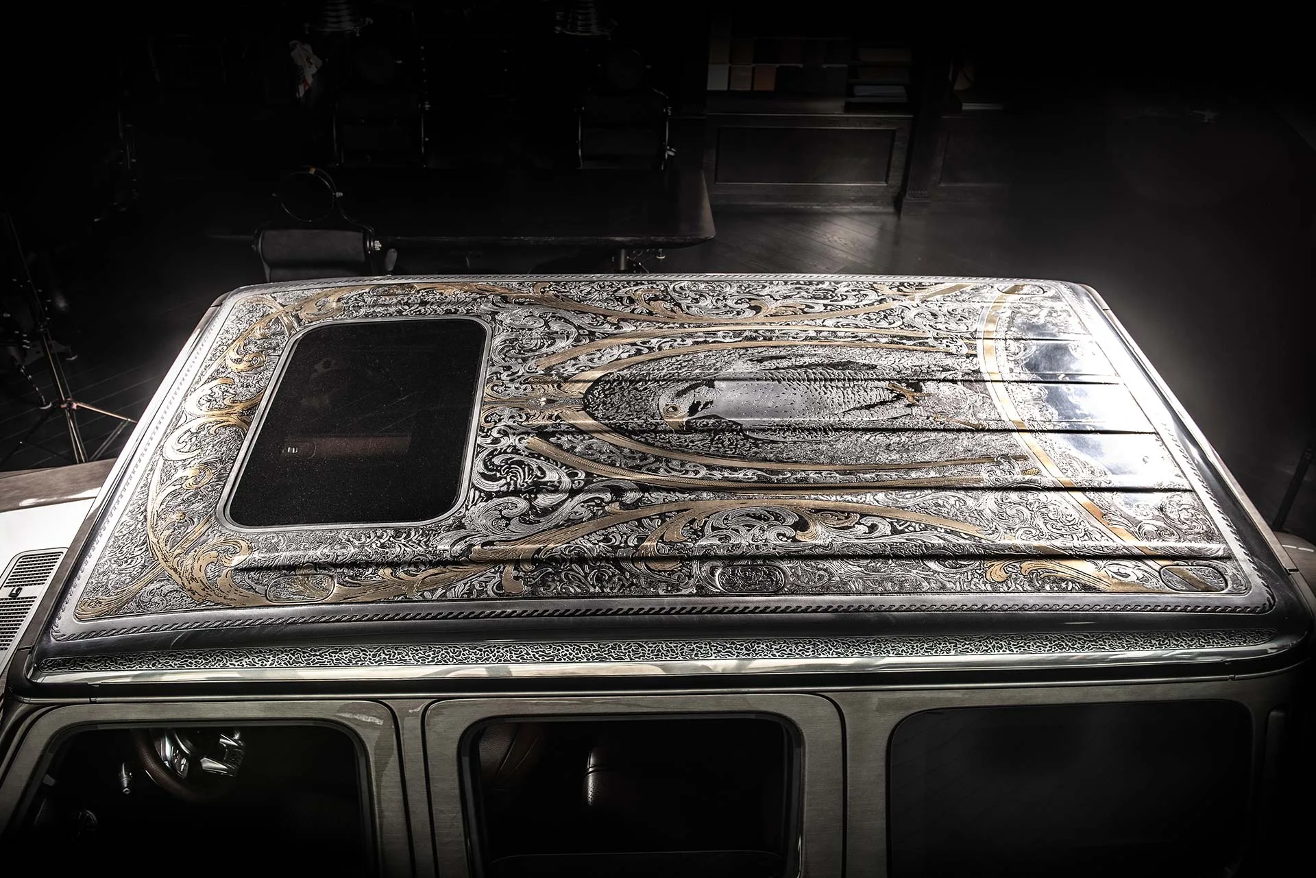 Kunstvoll graviertes und mit goldenen Akzenten versehenes Dach des Mercedes-Benz G-Falcon One of One, gefertigt von Carlex Design.