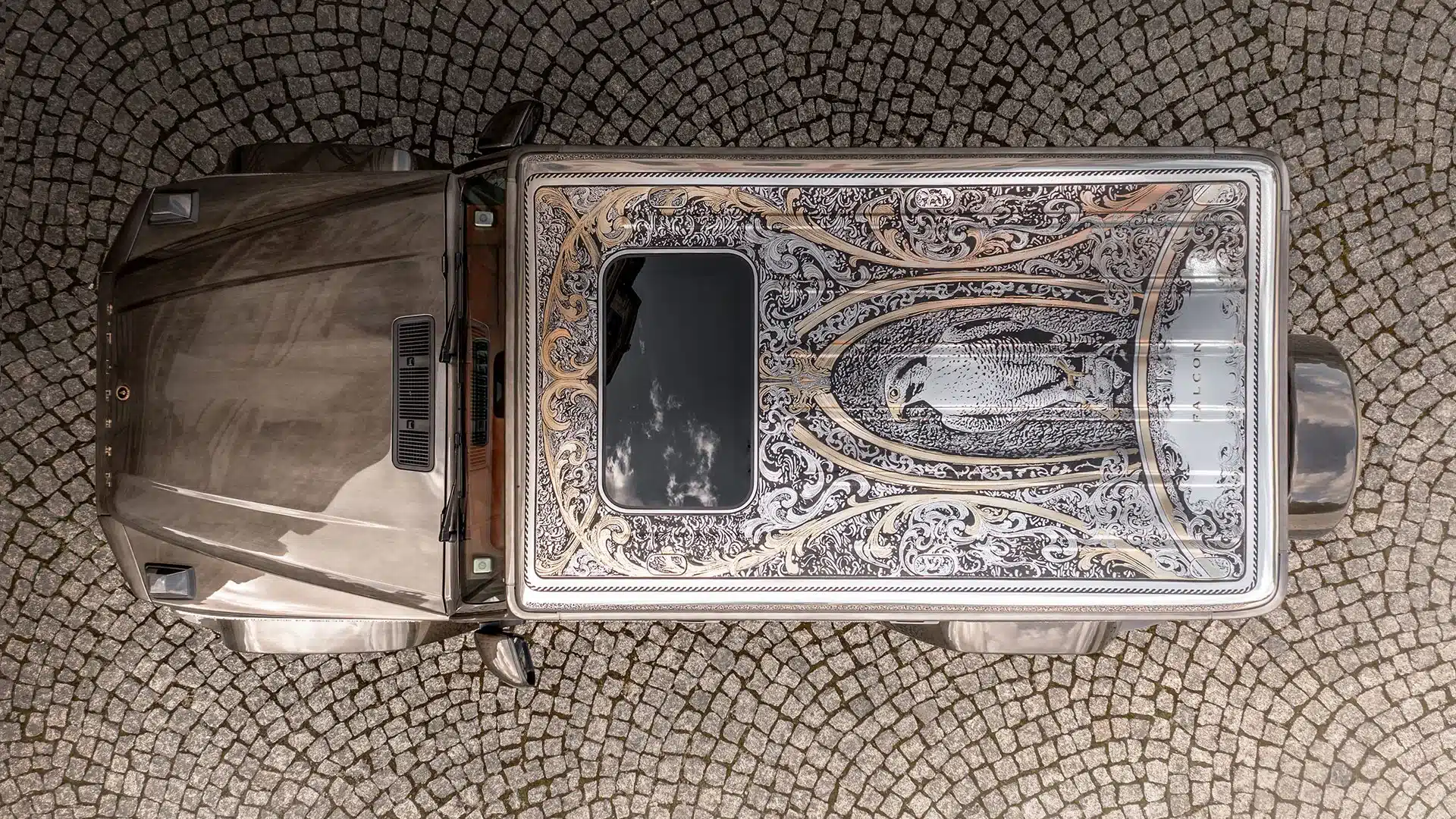 Vogelperspektive auf das Dach des G-Falcon One of One mit handgraviertem Falken-Relief und goldenen Akzenten auf einem Mercedes-AMG G 63.