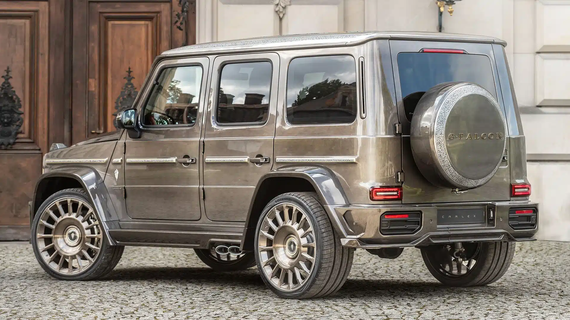 Mercedes-AMG G 63 G-Falcon One of One von Carlex Design, seitliche und hintere Ansicht, diamantbesetzte Lackierung und maßgefertigtes Ersatzrad-Cover.
