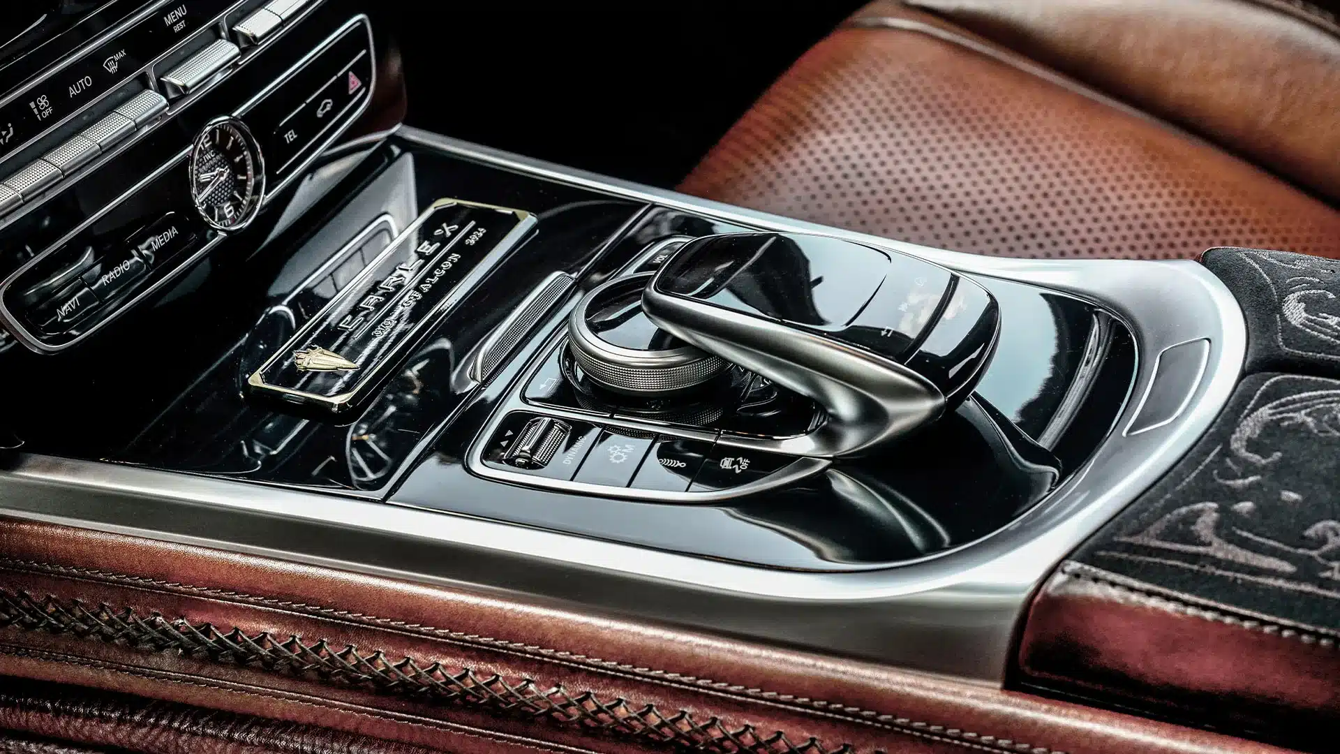 Nahaufnahme der Mittelkonsole und Plakette im edlen Interieur des Mercedes-Benz G-Falcon One of One