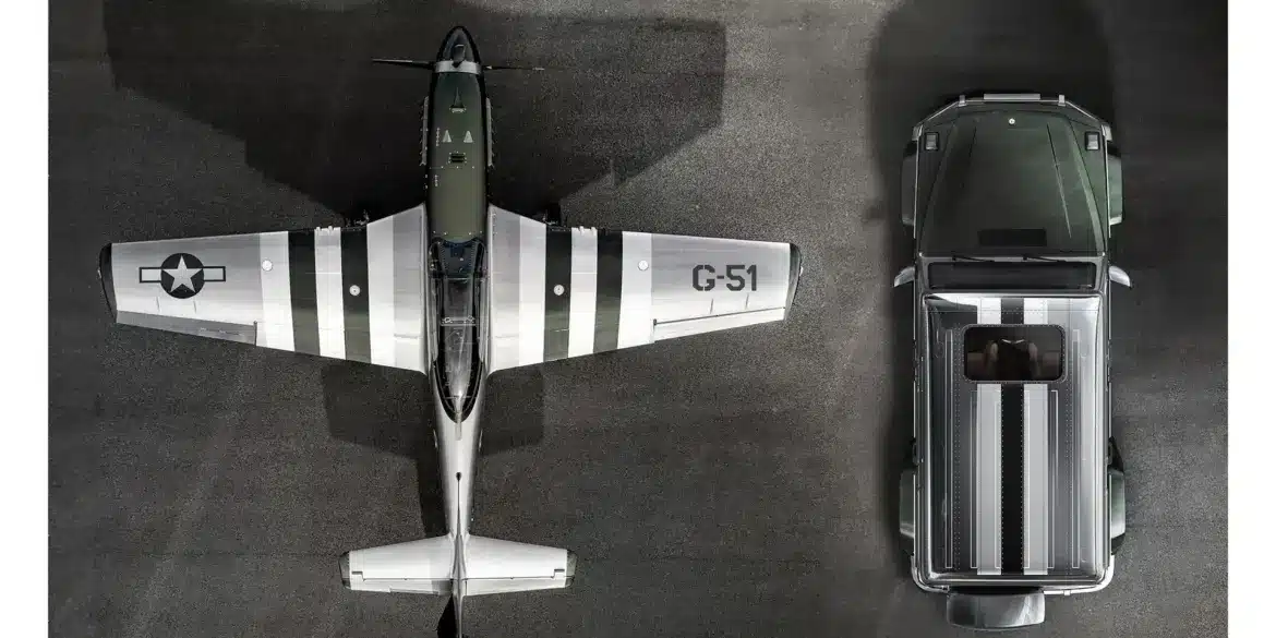 Luftaufnahme eines Mercedes G-Klasse Geländewagens neben einem North American P-51 Mustang Flugzeug, beide mit abgestimmtem Design.