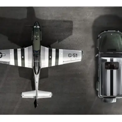 Luftaufnahme eines Mercedes G-Klasse Geländewagens neben einem North American P-51 Mustang Flugzeug, beide mit abgestimmtem Design.
