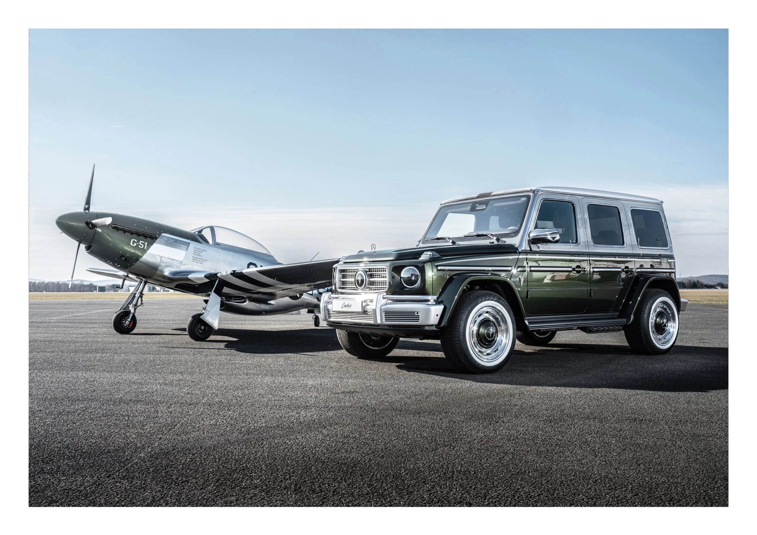 Mercedes G-Klasse G51 neben einer North American P-51 Mustang auf dem Rollfeld – exklusive Edition als Liaison von Geländewagen und Jagdflugzeug.